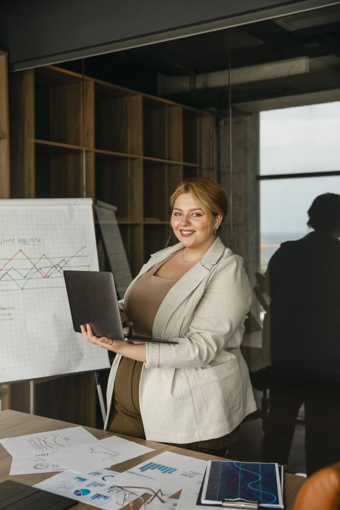 dirigeante analysant des indicateurs de performance pour piloter son entreprise