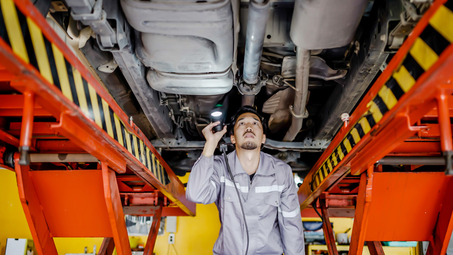 mécanicien automobile illustrant la gestion et le pilotage d’une activité technique