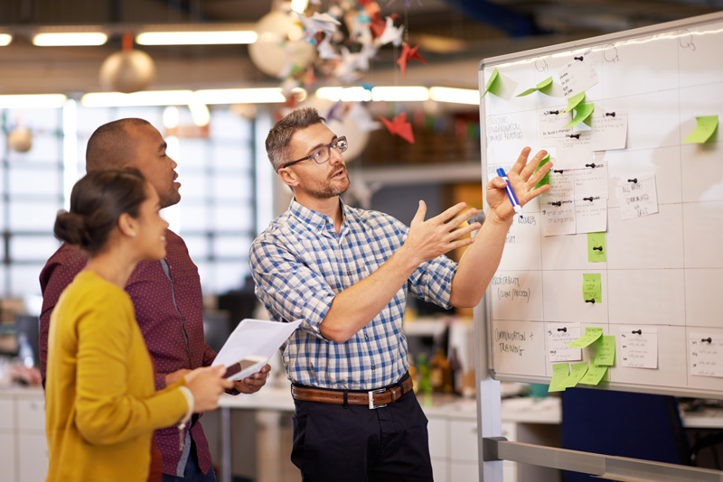 équipe planifiant la stratégie et le pilotage de l’entreprise avec un tableau de suivi